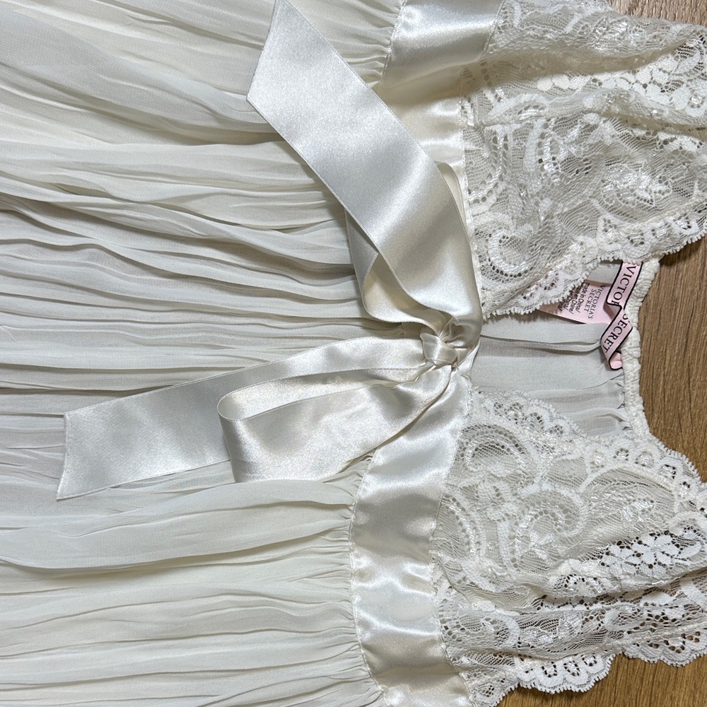 Victoria's Secret Ivory Lace-Trim Pleated Chiffon Babydoll - Picture 3 of 8